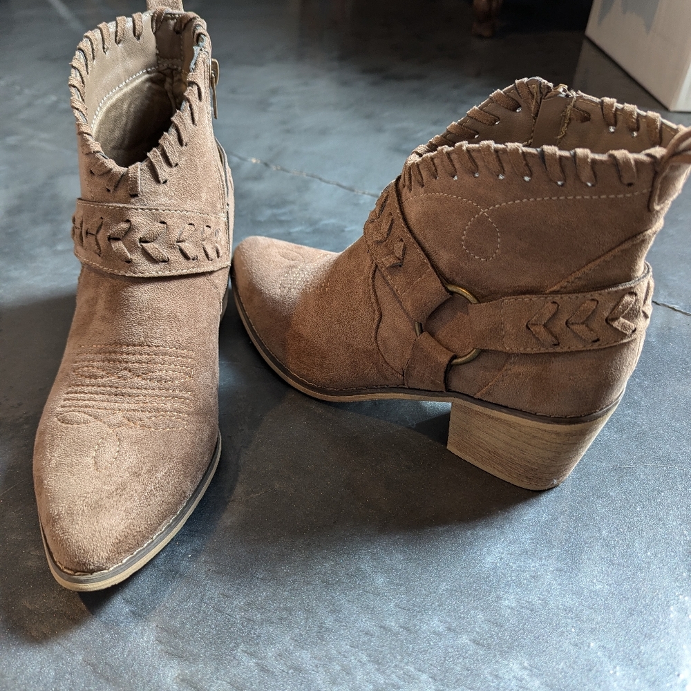 Short cowboy boots